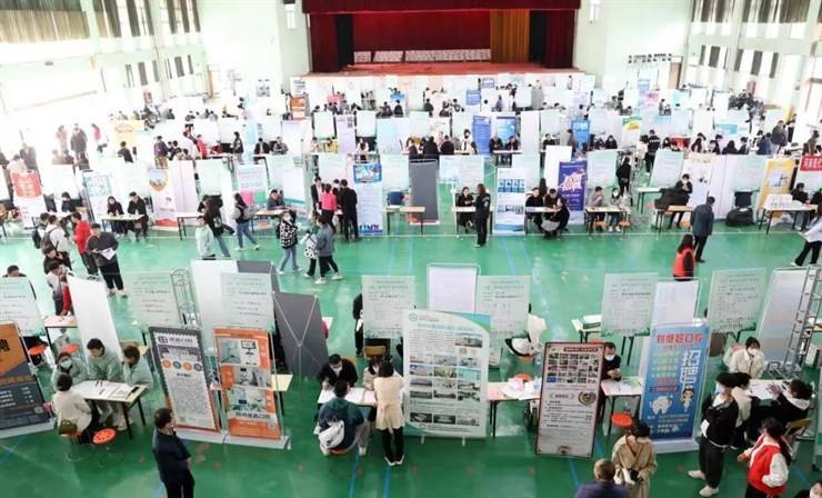 春风送岗·“职”等你来——我校举办2023届毕业生春季双选会