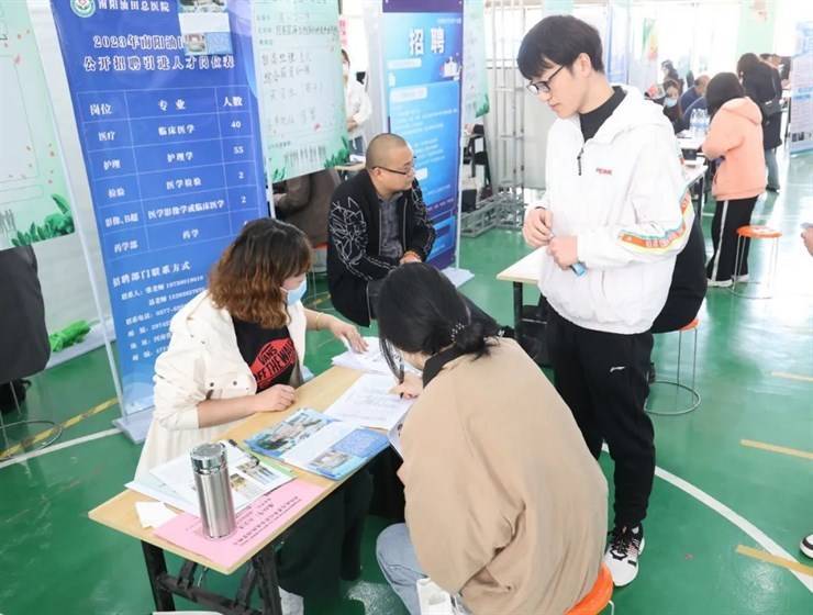 春风送岗·“职”等你来——我校举办2023届毕业生春季双选会