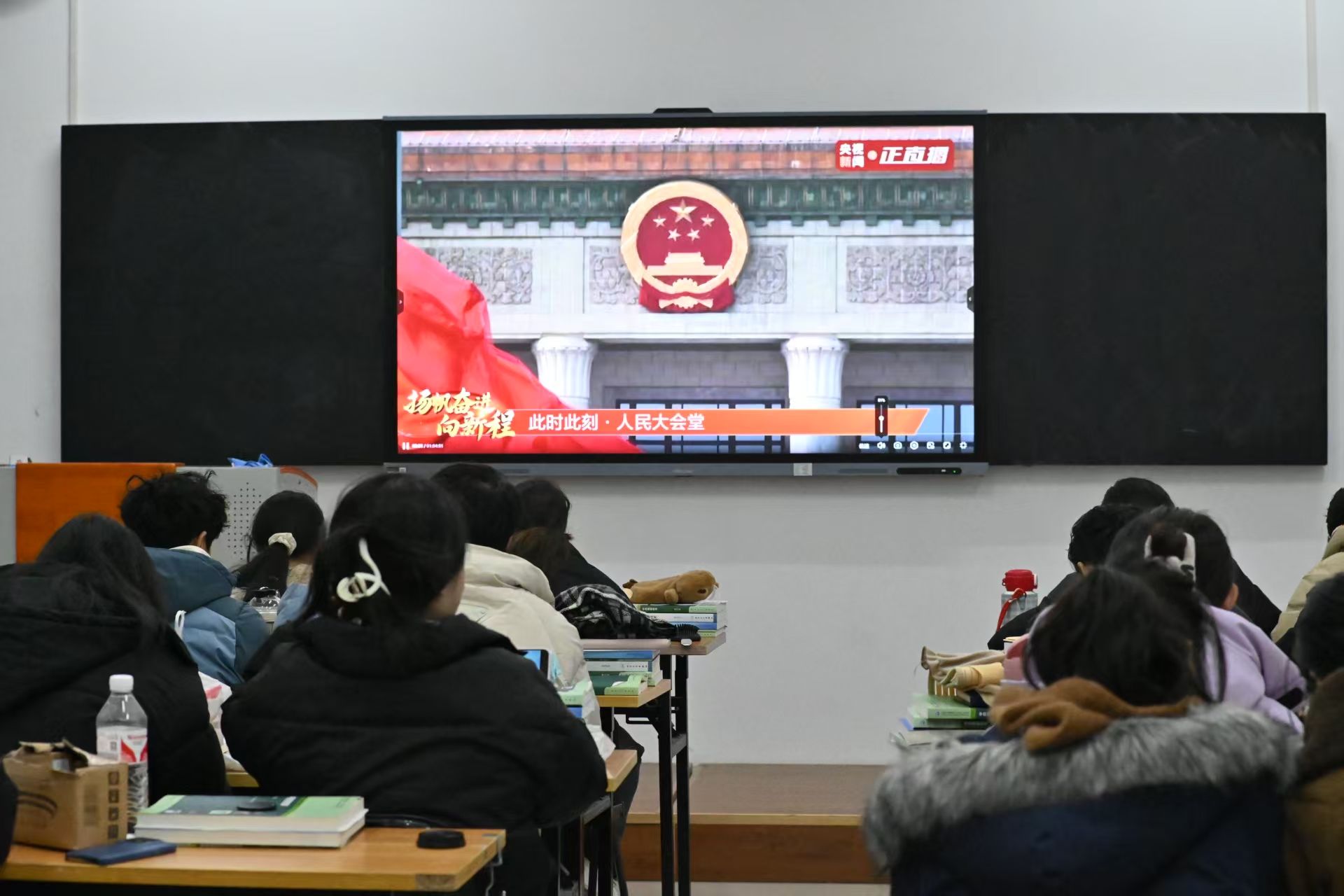 药学系党支部组织学习两会精神专题会议