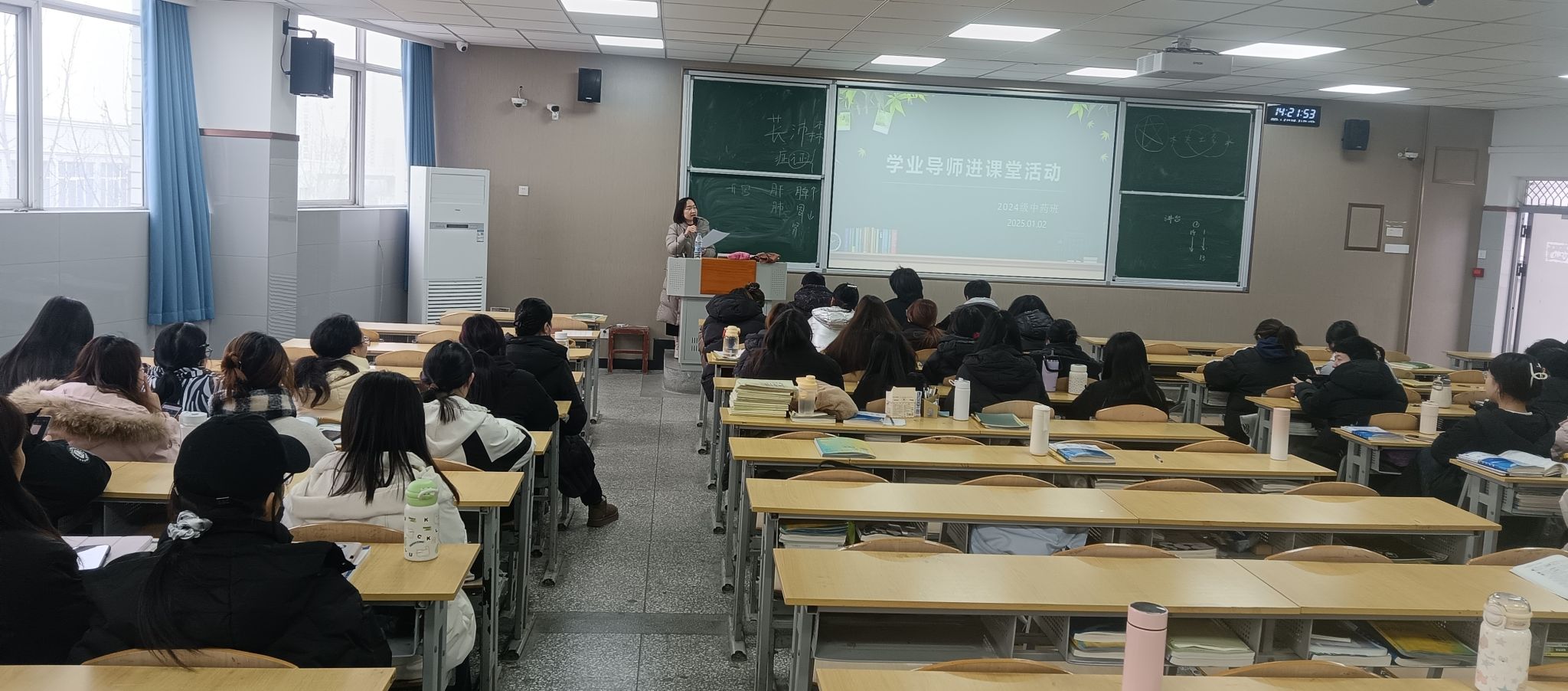 药学系开展中药专业学业导师进课堂