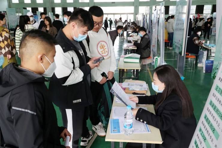 春风送岗·“职”等你来——我校举办2023届毕业生春季双选会