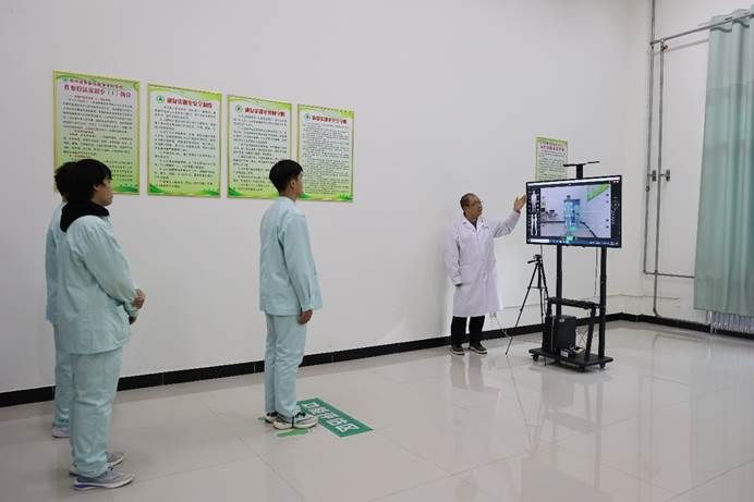 一群人站在房间里描述已自动生成