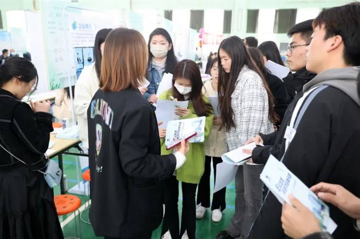 春风送岗·“职”等你来——我校举办2023届毕业生春季双选会