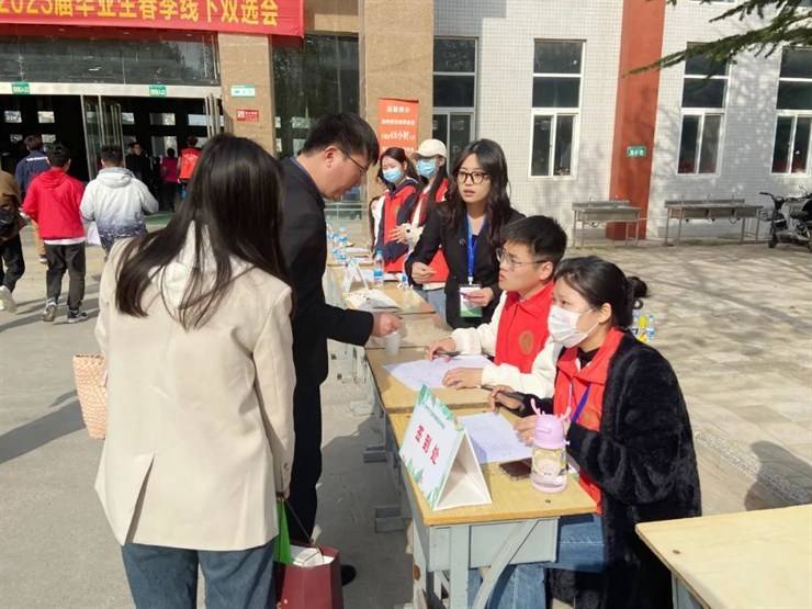 春风送岗·“职”等你来——我校举办2023届毕业生春季双选会