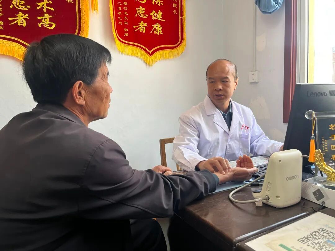 【榜样校友】优秀校友雷振龙：药盒藏大爱 医者守初心！